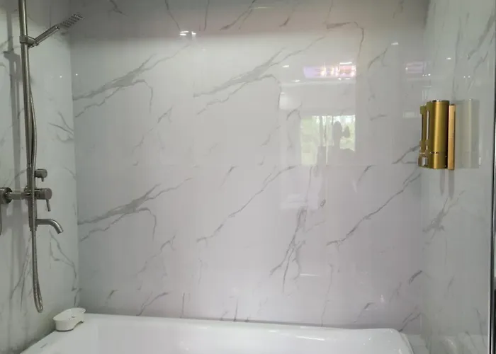Azur B316 Near Airport, Netflix, Stylish, Cozy With Swimming Pool Apartment Lapu-Lapu City